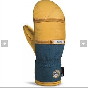 NWT Dakine women’s mittens